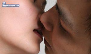 cách hôn môi kích thích chàng